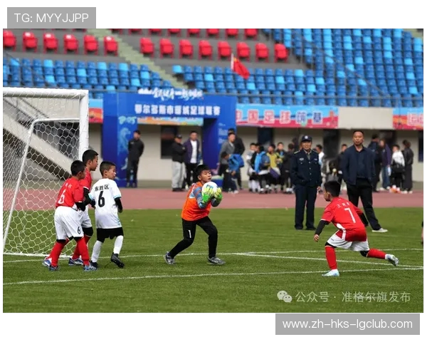 绿茵场上的隐形英雄聚焦足球比赛中场球童的默默奉献